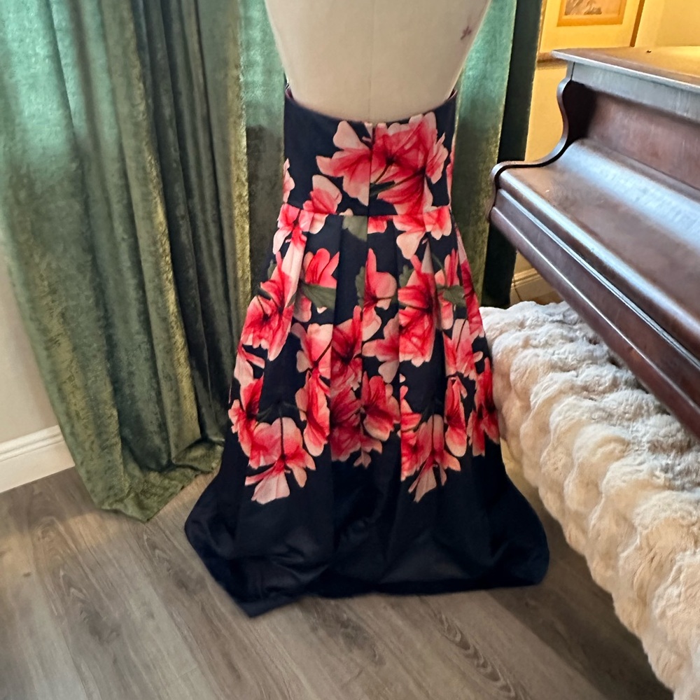 David Meister
Strapless Fit-&-Flare Floral Dress w/ Pockets - Picture 12 of 12